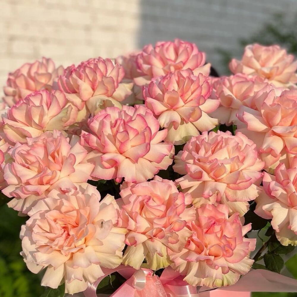 🌸 «В духе Парижа: большая композиция из французских роз в шляпной коробке» 🌸