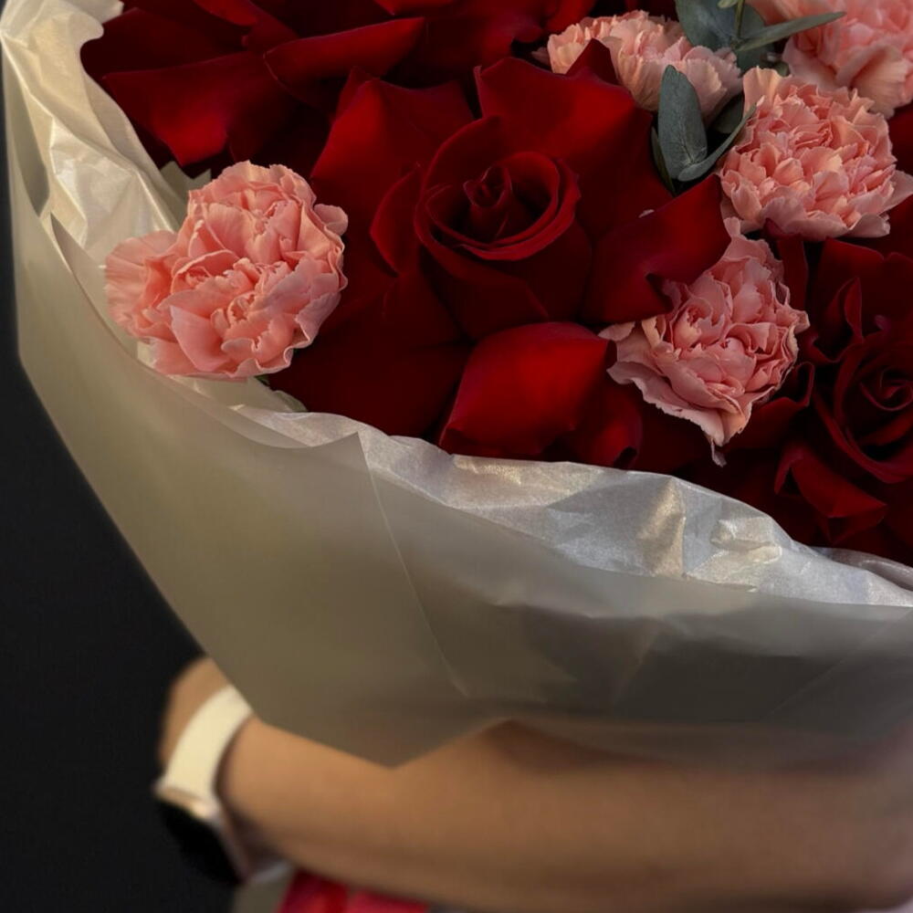 Букет пышный «🌹 Вместо тысячи слов» (французская роза, диантус, эвкалипт)