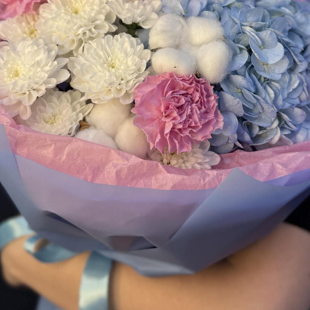 Букет пышный «💙 Тот самый эстетик» (гортензия, кустовая хризантема, диантус, хлопок)