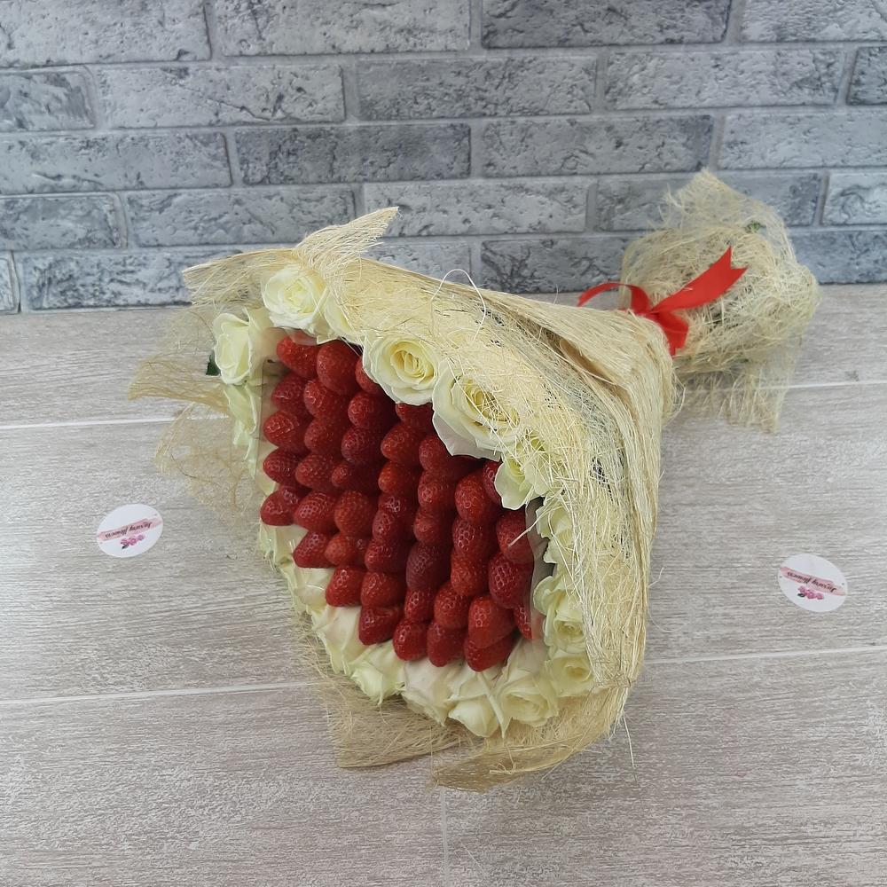 Розы с клубниками