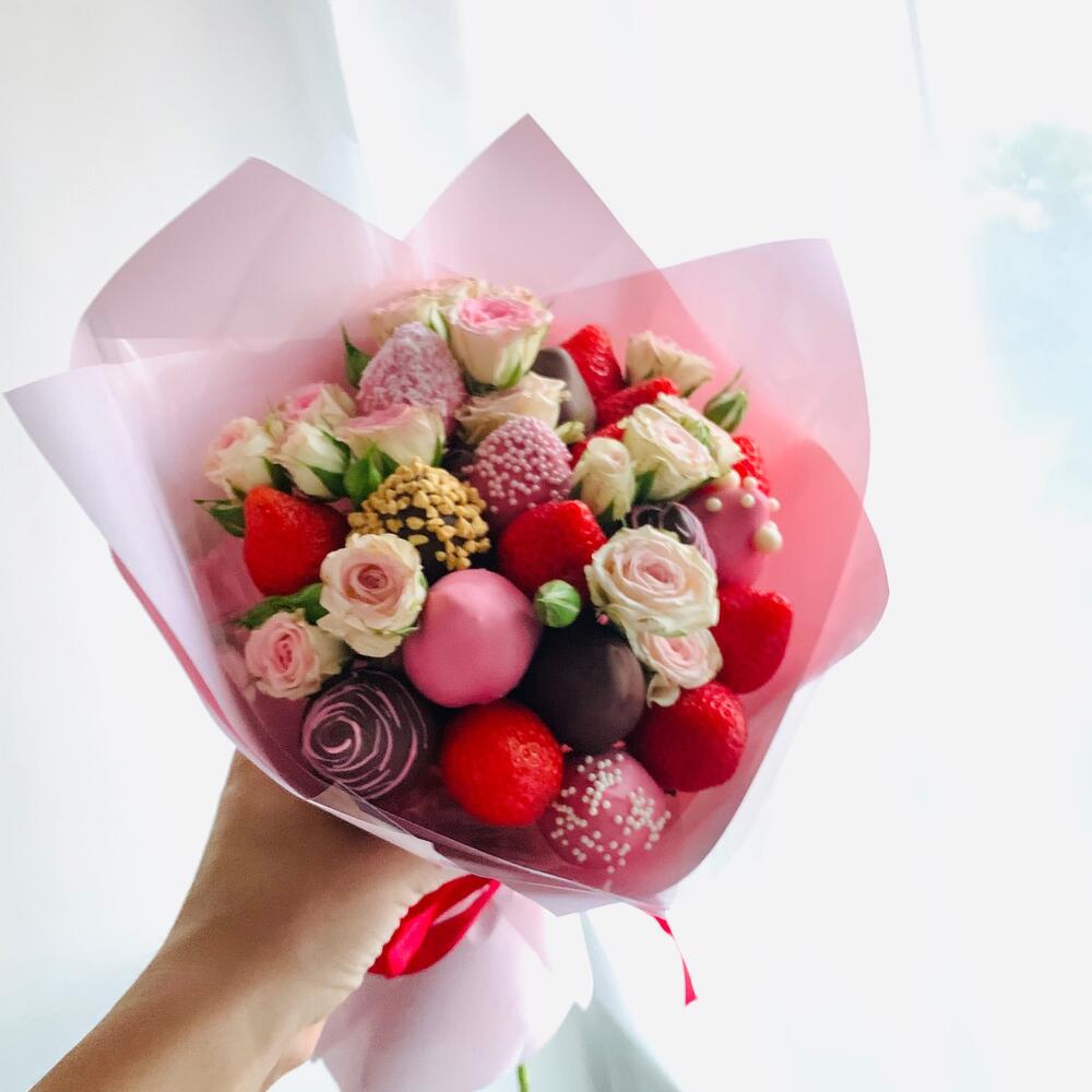 Fresas cubiertas De chocolate con rosas