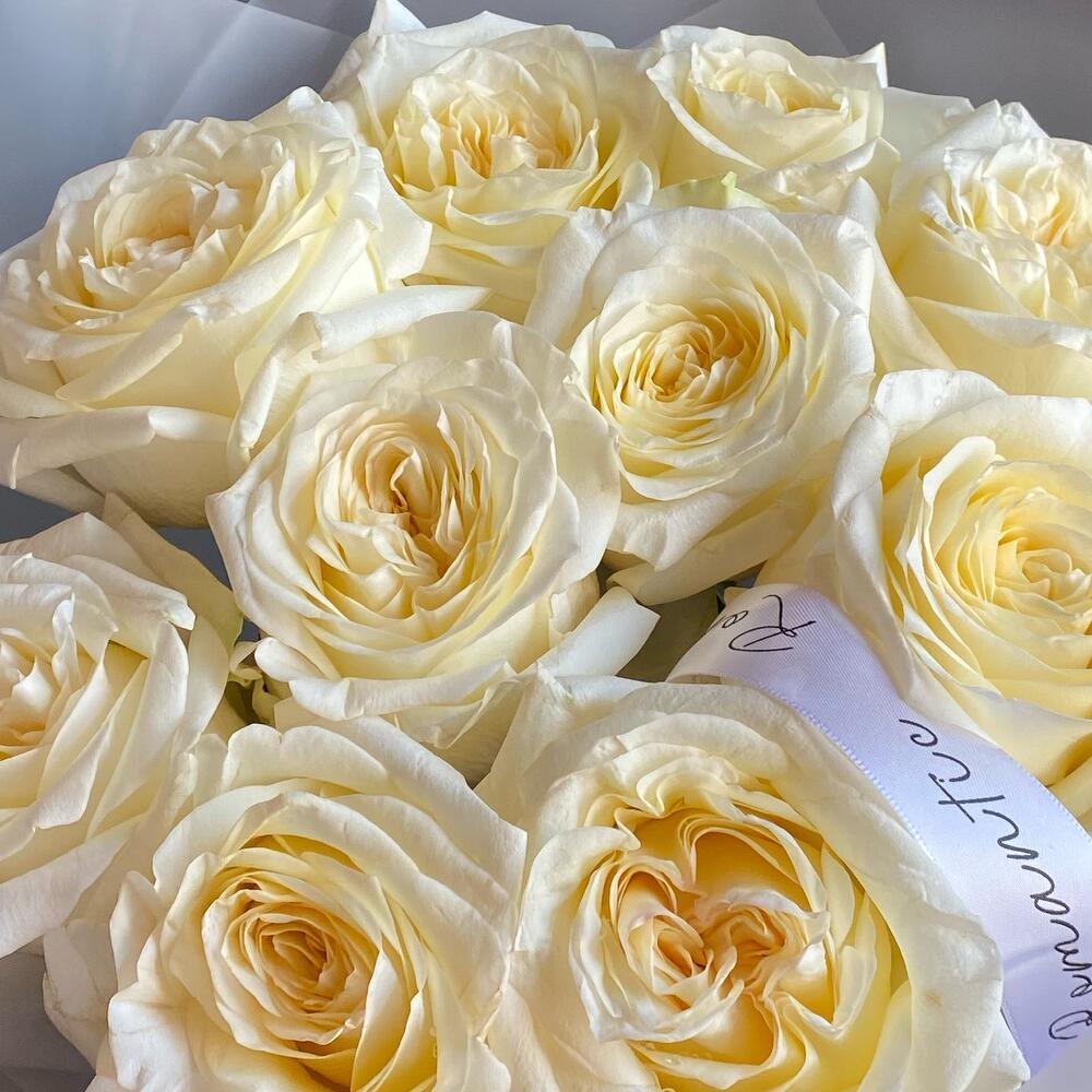 Bouquet of peony-shaped Ecuadorian roses