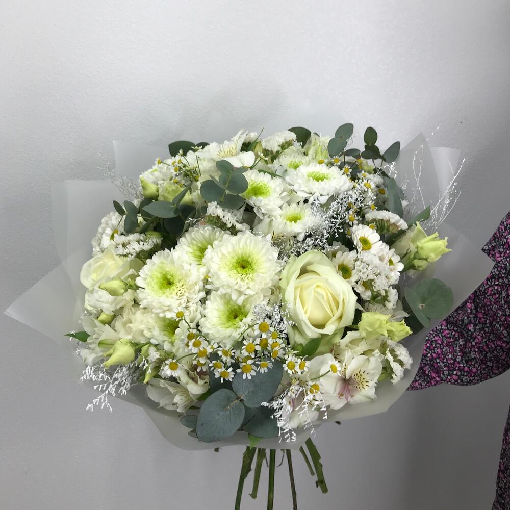 Букет полевой с ромашками и хризантемами