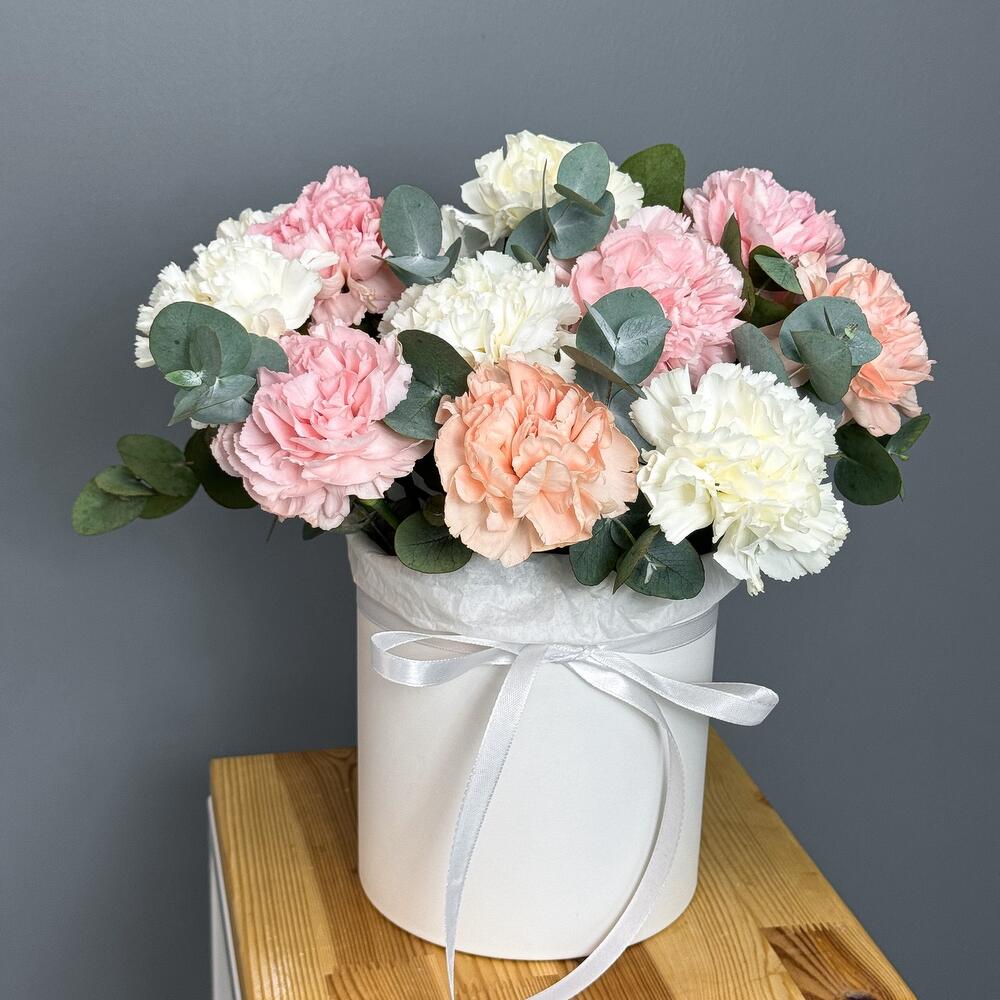 Букет из диантусов и эвкалипта в шляпной коробке. Букет 145 Florish
