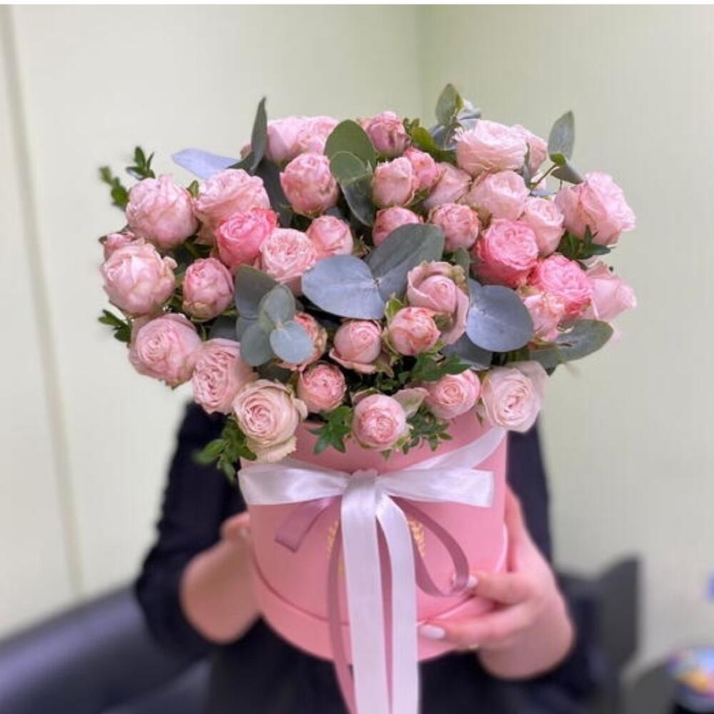Кустовые розы в коробке