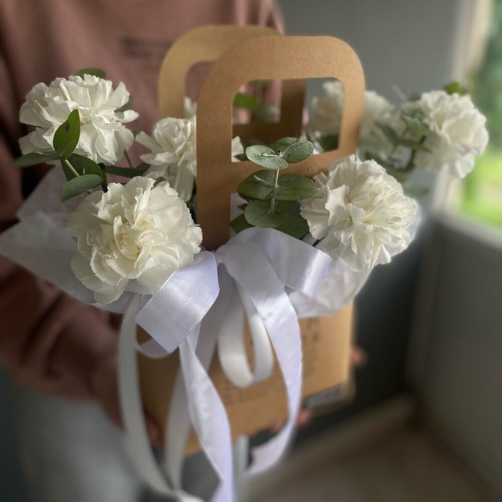 Композиция в сумке из диантусов
