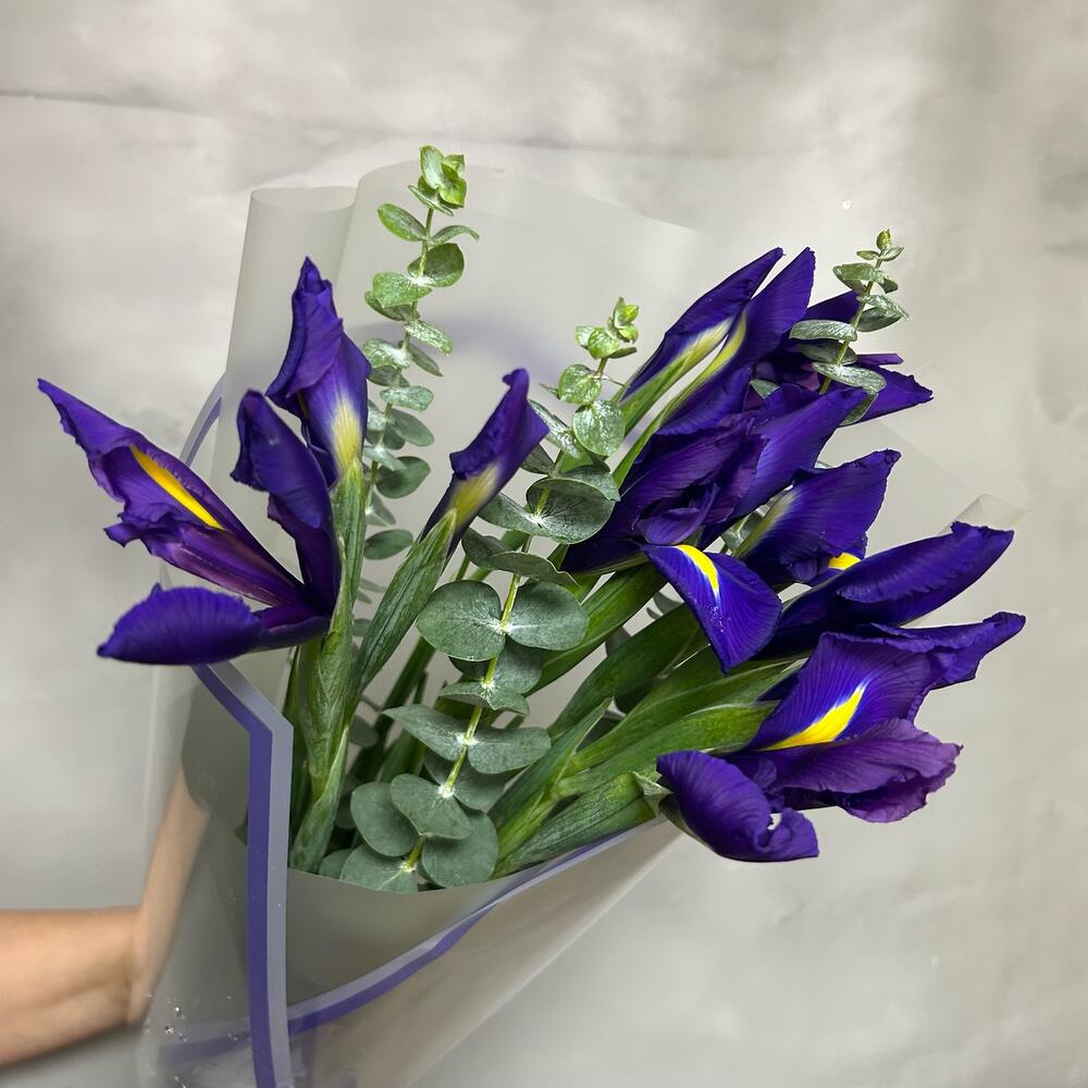 Букет из ирисов и эвкалипта