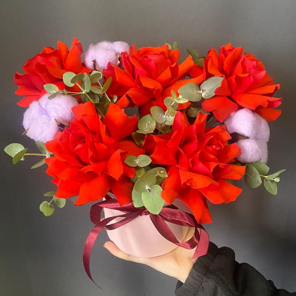 Алые розы с хлопком