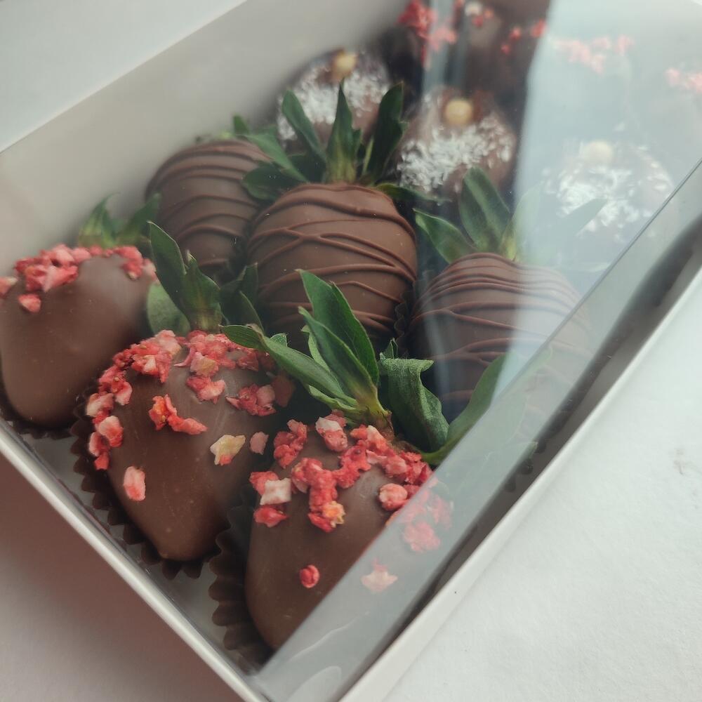 Премиум набор из 6 клубничен и 6 фиников в шоколаде+ подарок от Vivienne Sabo — румяна MACARON