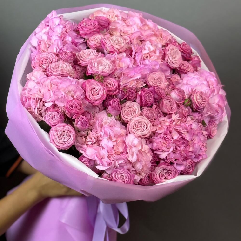 Гортензия с кустовой розой