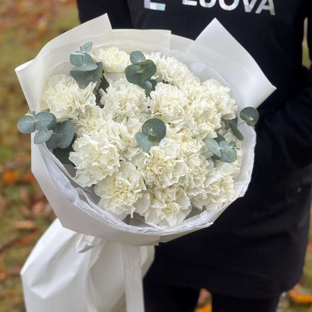 Белые диантусы (гвоздика) с эвкалиптом