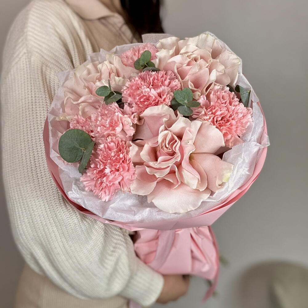 💗 Нежный поцелуй — букет из розовых роз и гвоздик