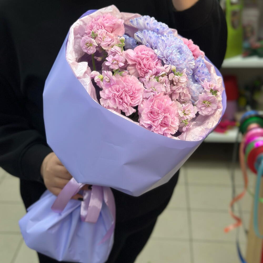 Букет с ароматной маттиолой, диантусами и хризантемой
