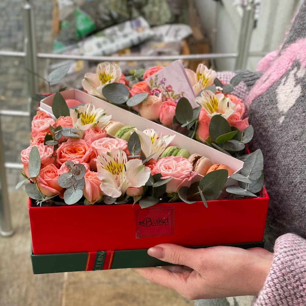 Macarons and flowers box 🍩