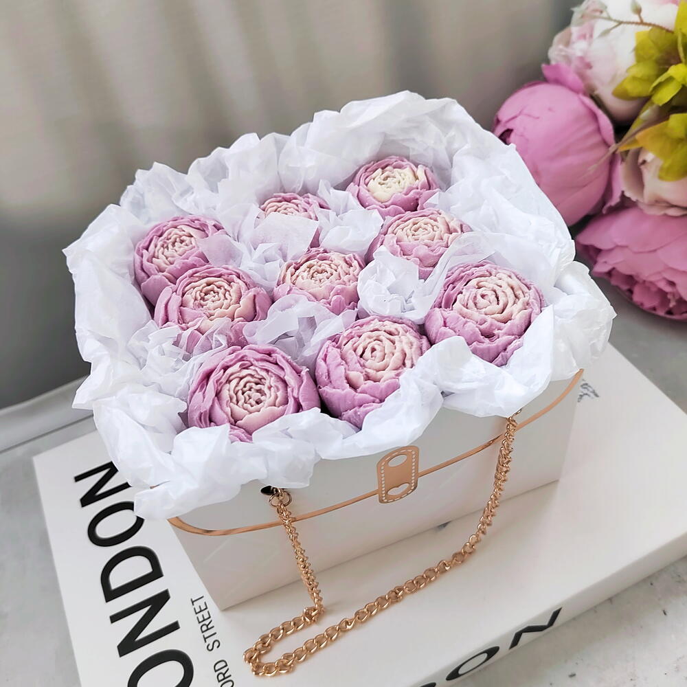 Белая сумочка с лавандовыми пионами