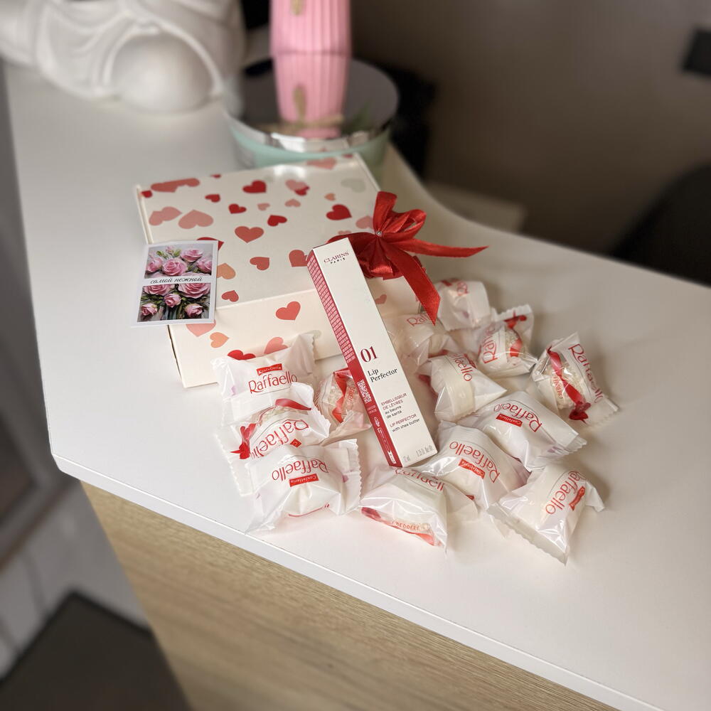 Бокс с Rafaello и блеском Clarins