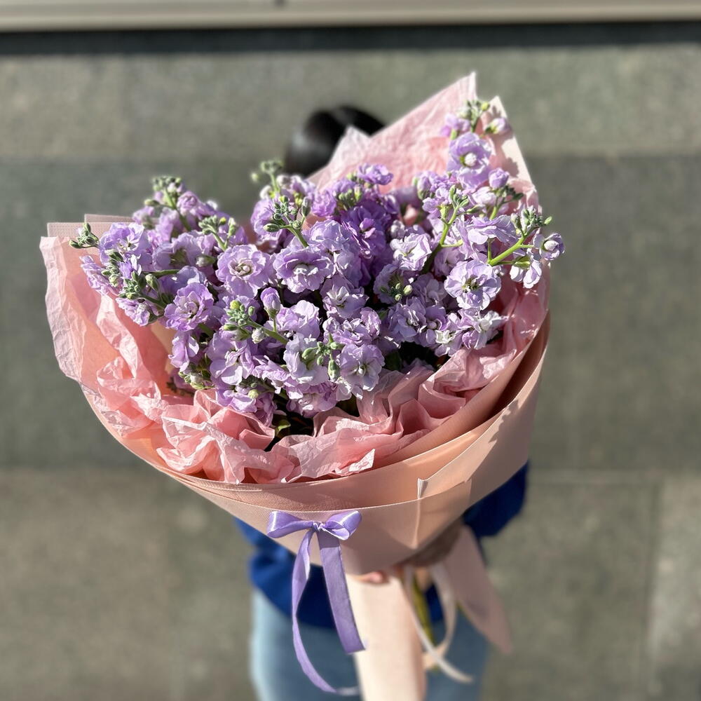 Букет лавандовой маттиолы 💜 удивите ее облаком красок в этот весенний день 🌿☁️
