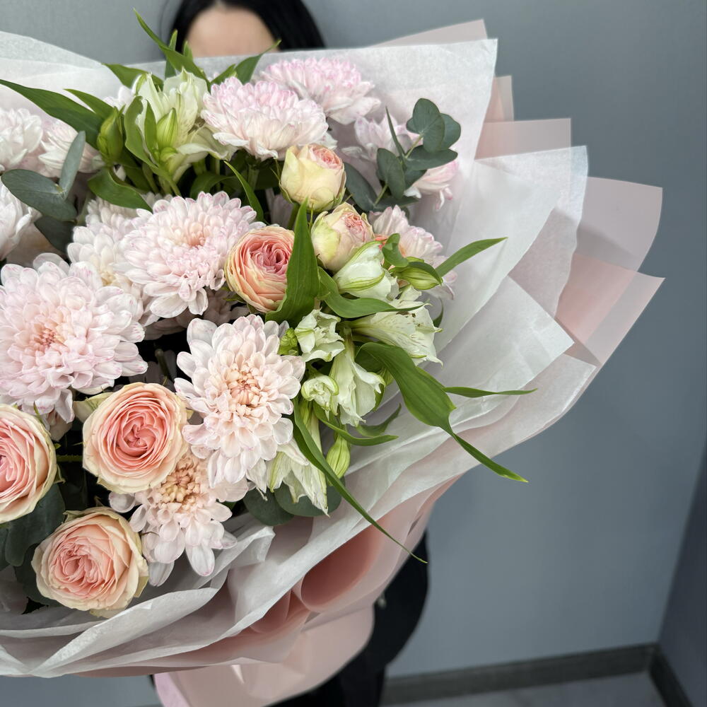 Объемный букет в нежно розовой гамме 🌸
Роза кустовая,Хризантема кустовая и Альстромерия для самой нежной🎀