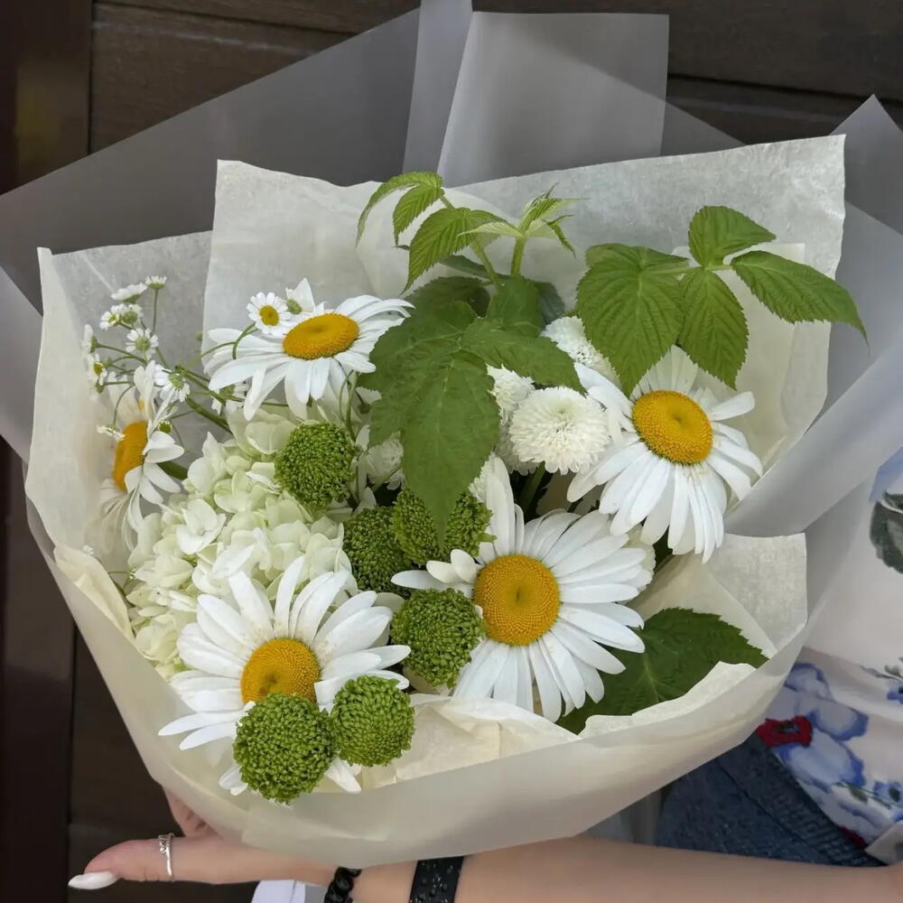 Летний зеленый букет с ромашками