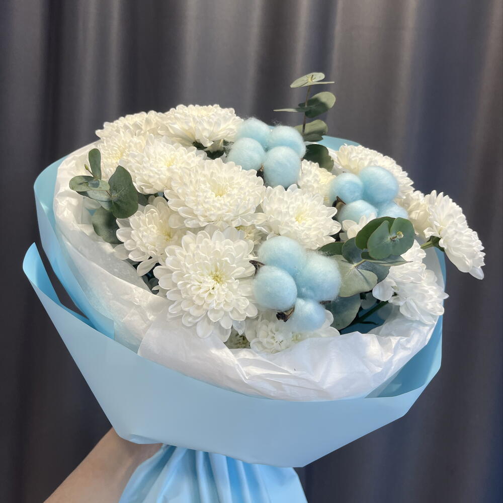 3 хризантемы с эвкалиптом и голубым хлопком💙