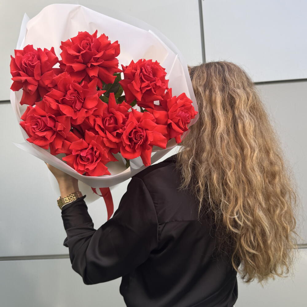 Эксклюзивный Букет «ТАЙНА АЛОГО САДА🥀»:  из французских роз сорта „Нина — загадочное послание на языке цветов🔮🌹