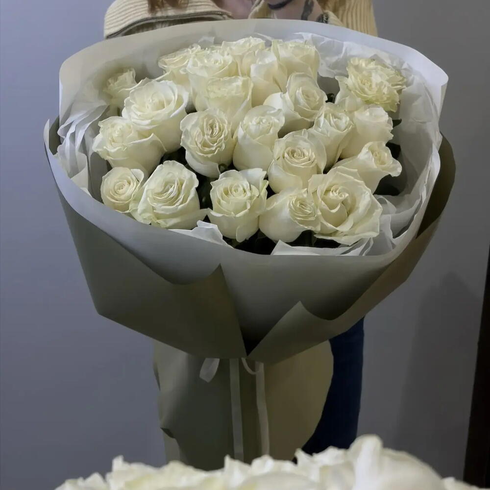 Букет из 23 белых роз