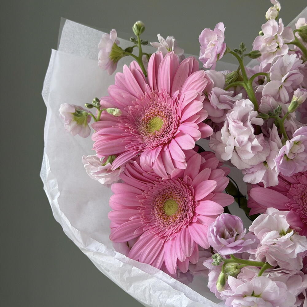 Букет комплимент с Герберами и маттиолой