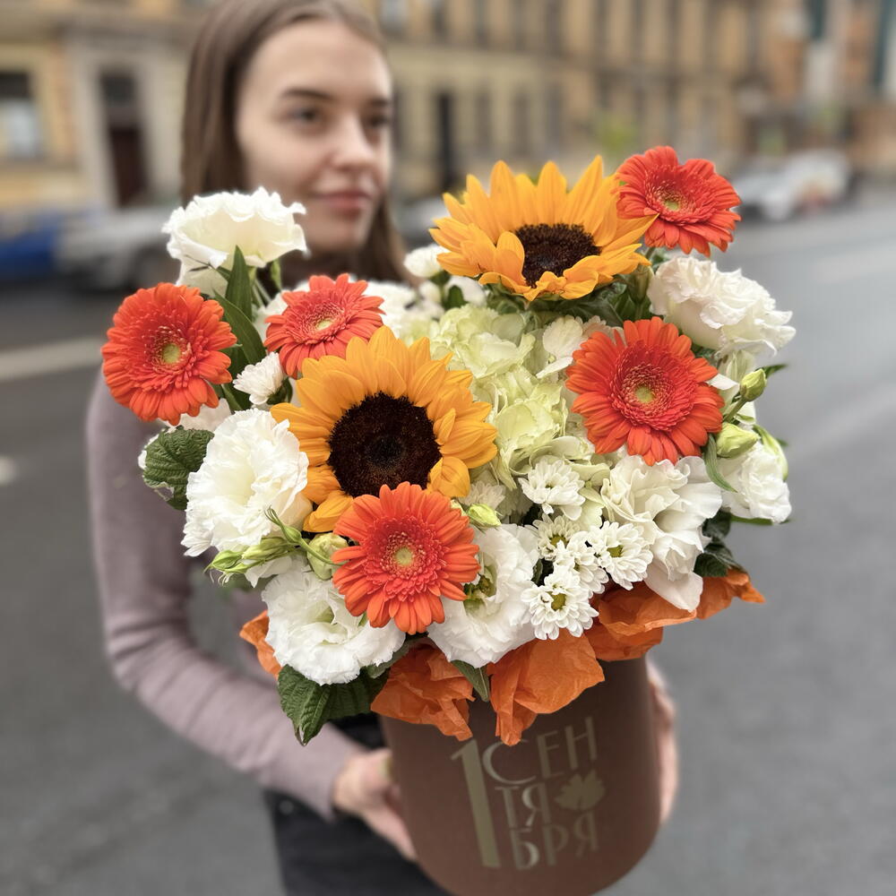 Композиция с подсолнухами,гермини,эустомой и гортензией в шляпной коробке «1Сентября»