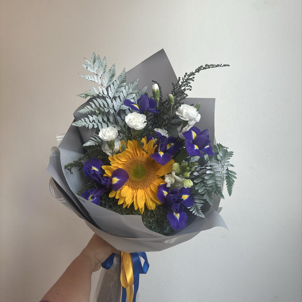 Букет с подсолнухом и ирисами 🌻