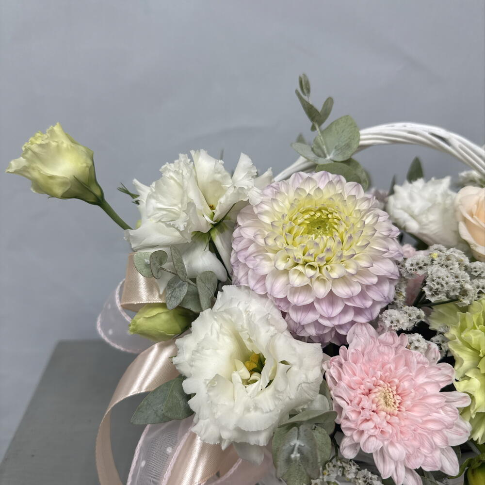 Корзинка с георгинами и эустомой