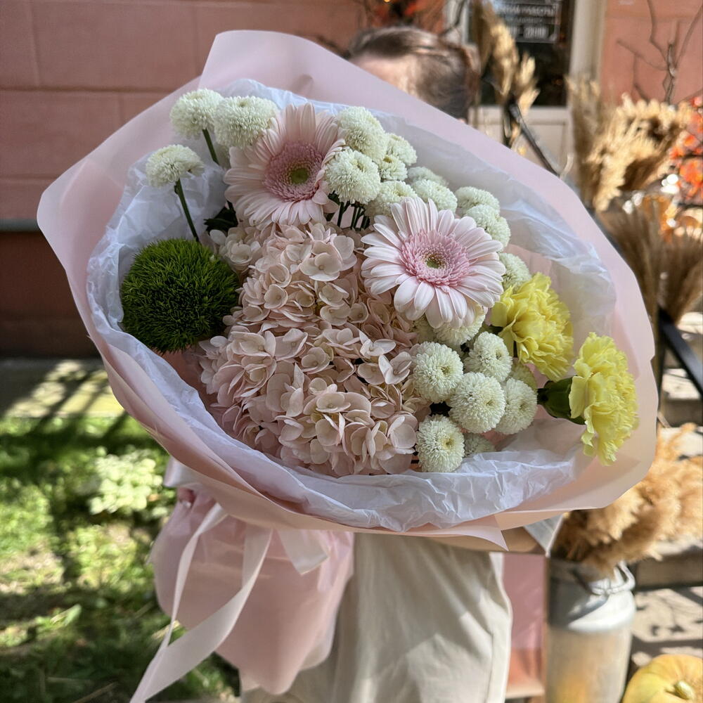 Сборный букет с диантусами, хризантемой, гермини