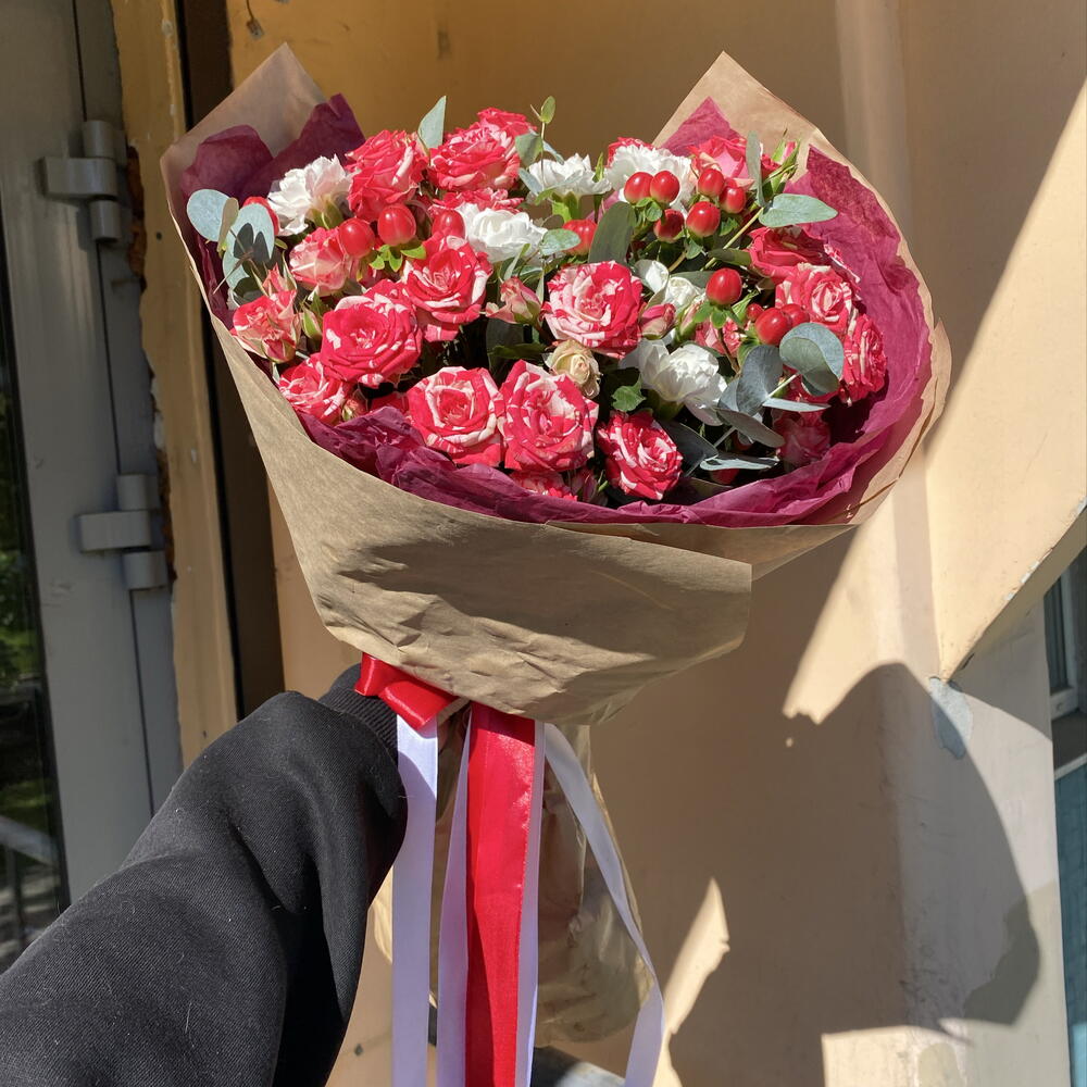 Букет малиновый 💗 «садовый восторг» в составе кустовые розы, кустовые лиантусы WHITE, эвкалипт, гиперикум