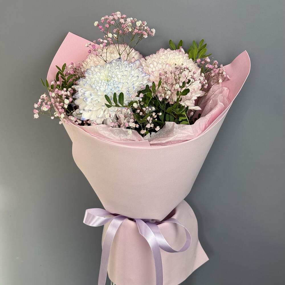 Букет-комплимент из воздушных хризантем и гипсофилы 💗💙🤍