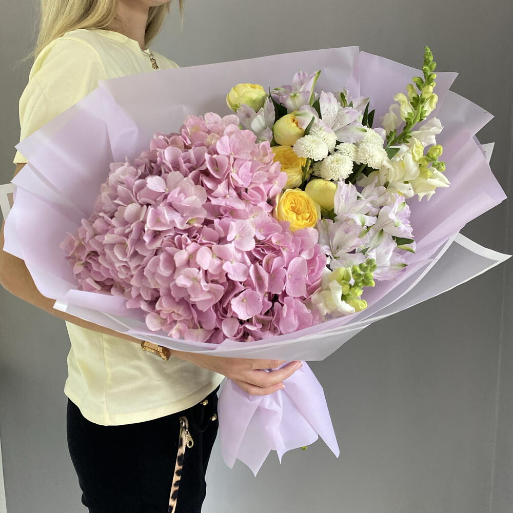 Букет с крупной гортензией,антирринумом,пионовидными розами 🌸