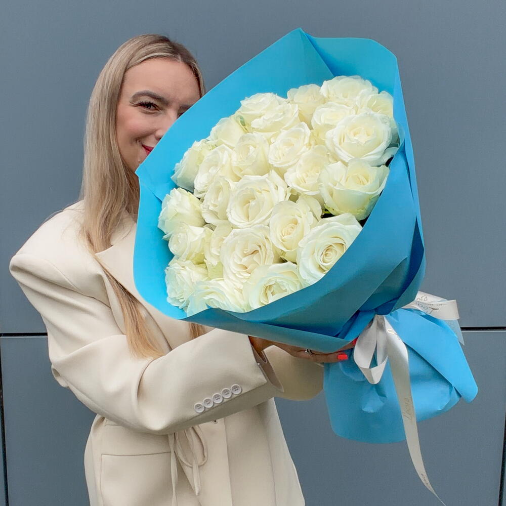 Букет 25 белых роз. Монобукет 618. Leora Flowers дом цветочной моды