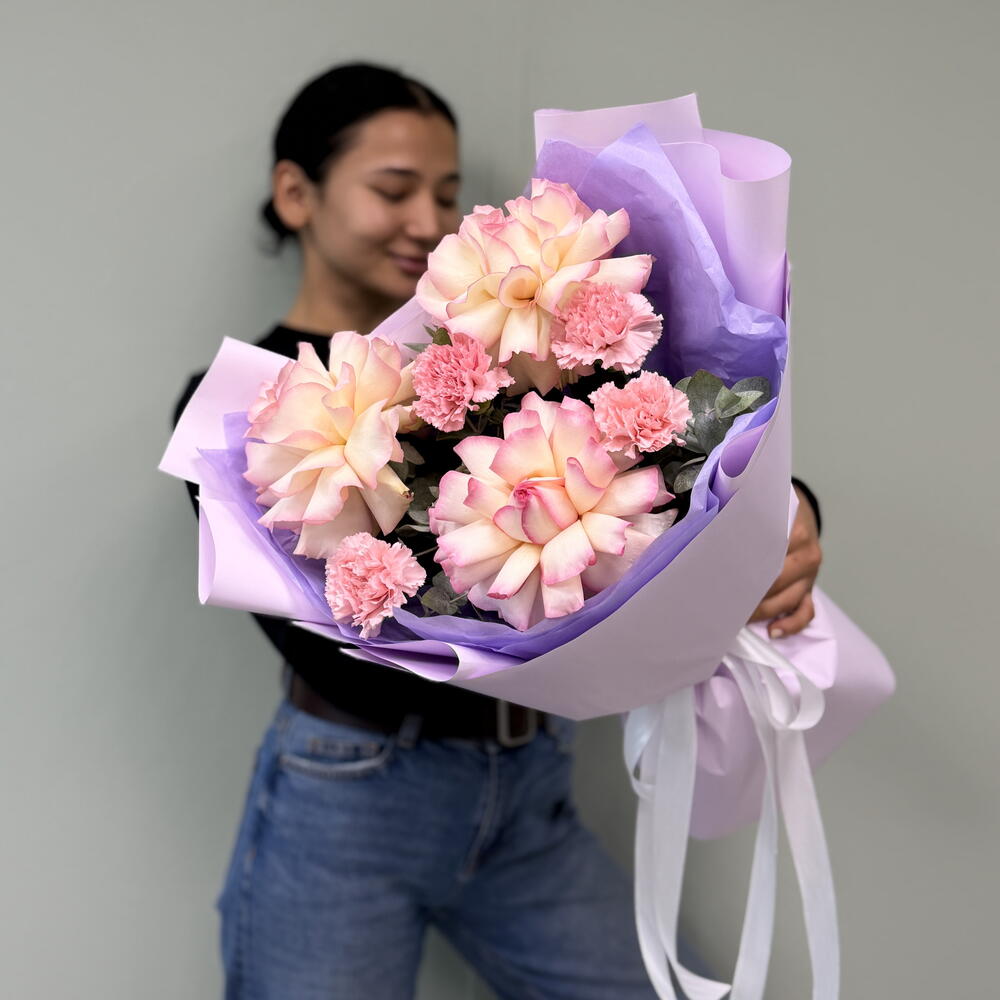 Букет  «Французский намёк» 🇫🇷🌸из роз сорта Esperance и  стойких диантусов🎀