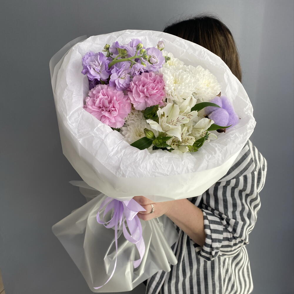 Букет комплимент 💜 ароматная маттиола 🌿 розовые диантусы 🌸 альстромерия 🩷