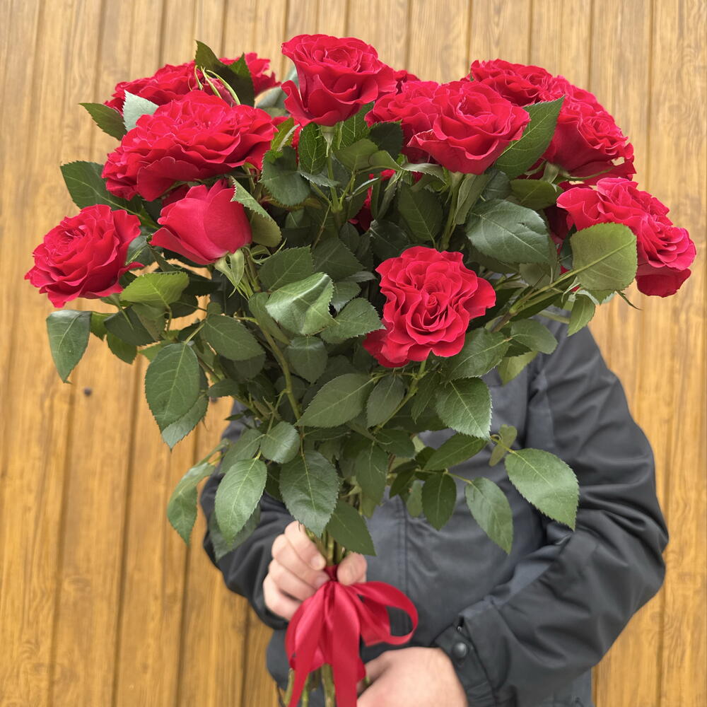 Кустовые розы алые ♥️♥️♥️