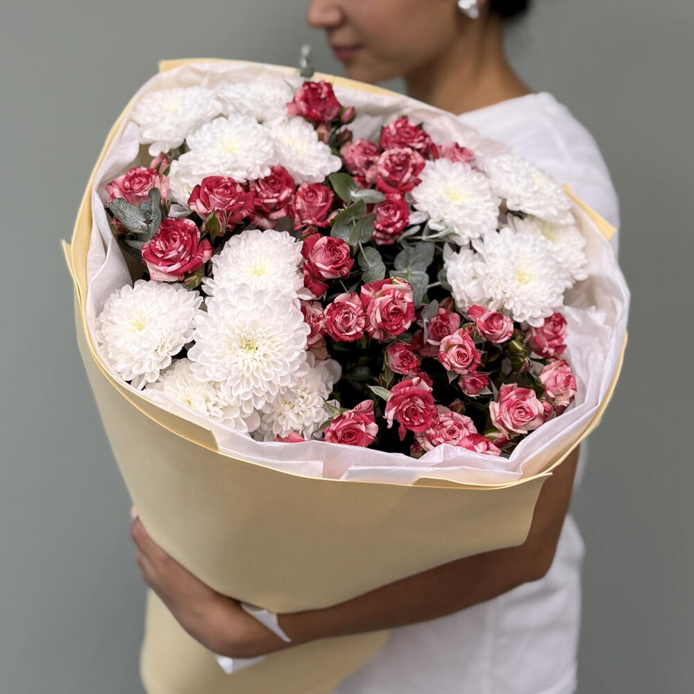 Пышный букет 🌸 «Отзывчивость » — белые хризантемы  и розы кустовые сорта Fair Works 🤍