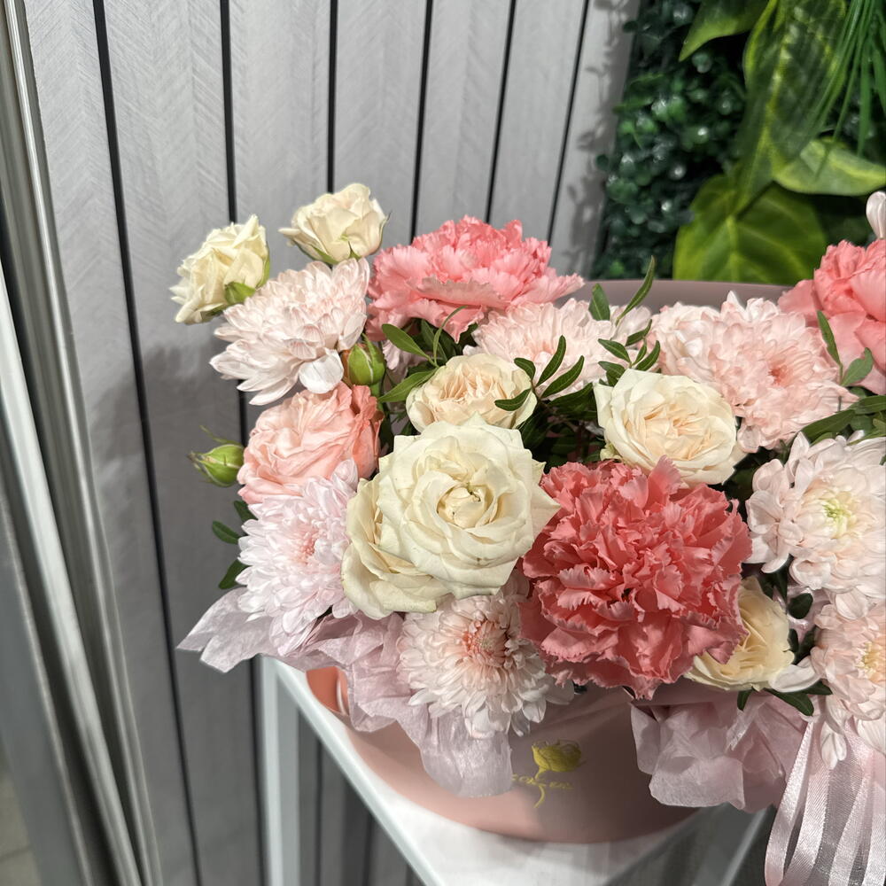 Композиция с диантусами и кустовой розой 77005