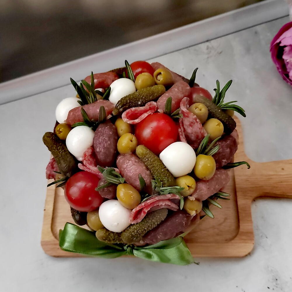 Мясной бенто торт