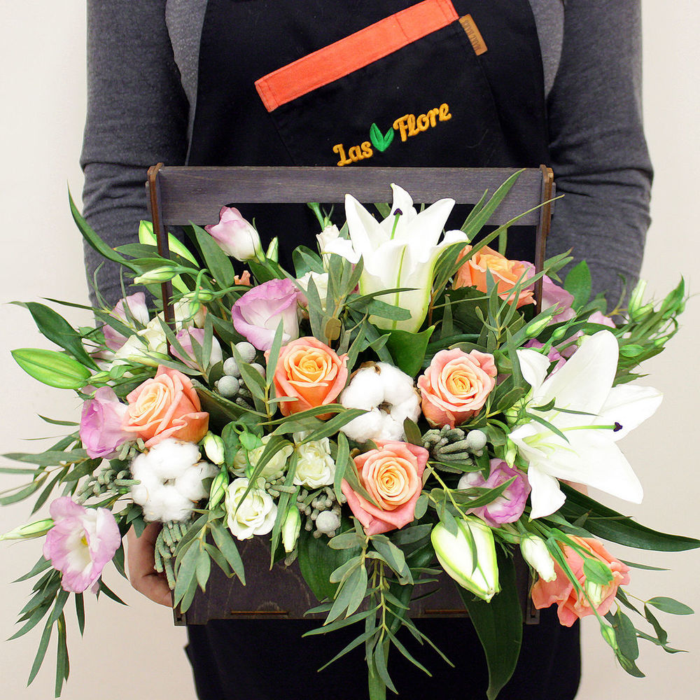 посадка цветов на клумбе. букет сирени. доставка цветов в кирове. Flowers когда вышла. крутая реклама букетов.