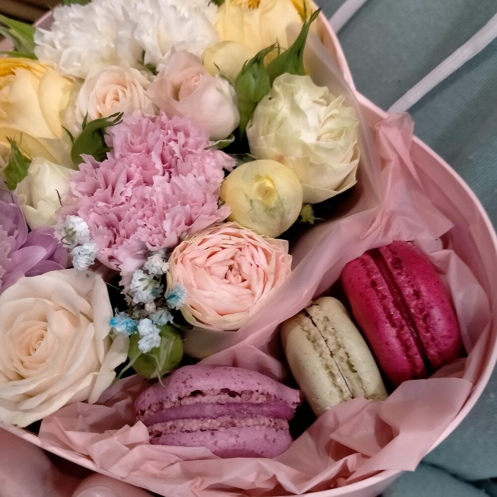 Flores y macarrones en una Caja de Macaron-box