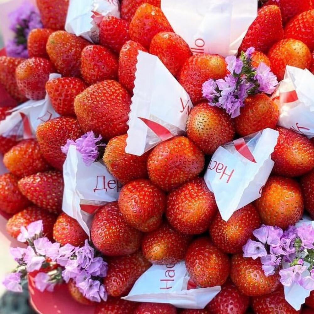 Ramo de fresas y dulces