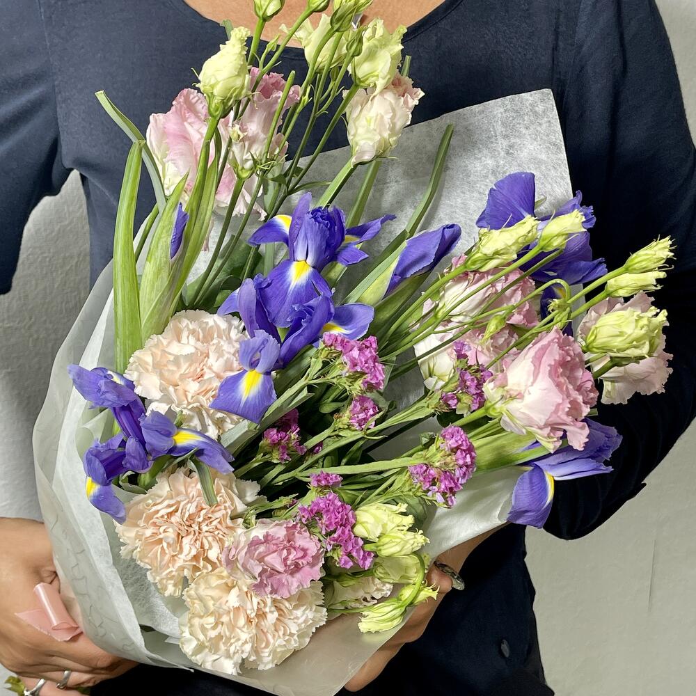 Букет с эустомой, ирисами и диантусами