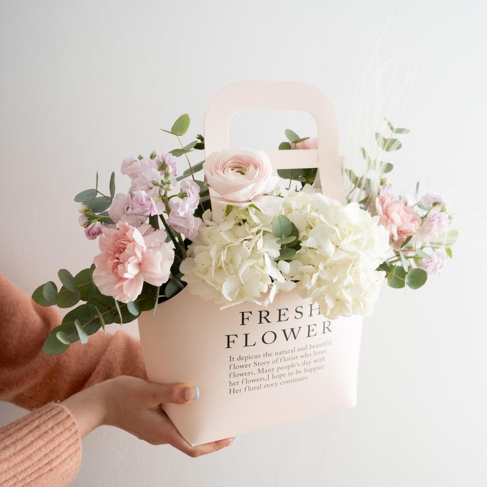 Нежная композиция с ранункулюсом и гортензией, Flowers & Gifts Moscow