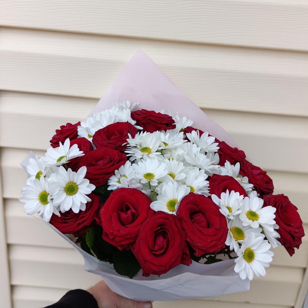Букет красных роз с ромашками