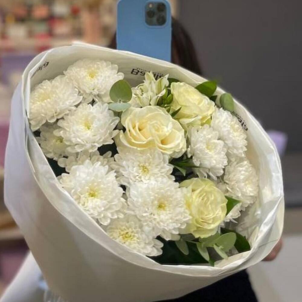 Букет из  роз и  хризантем