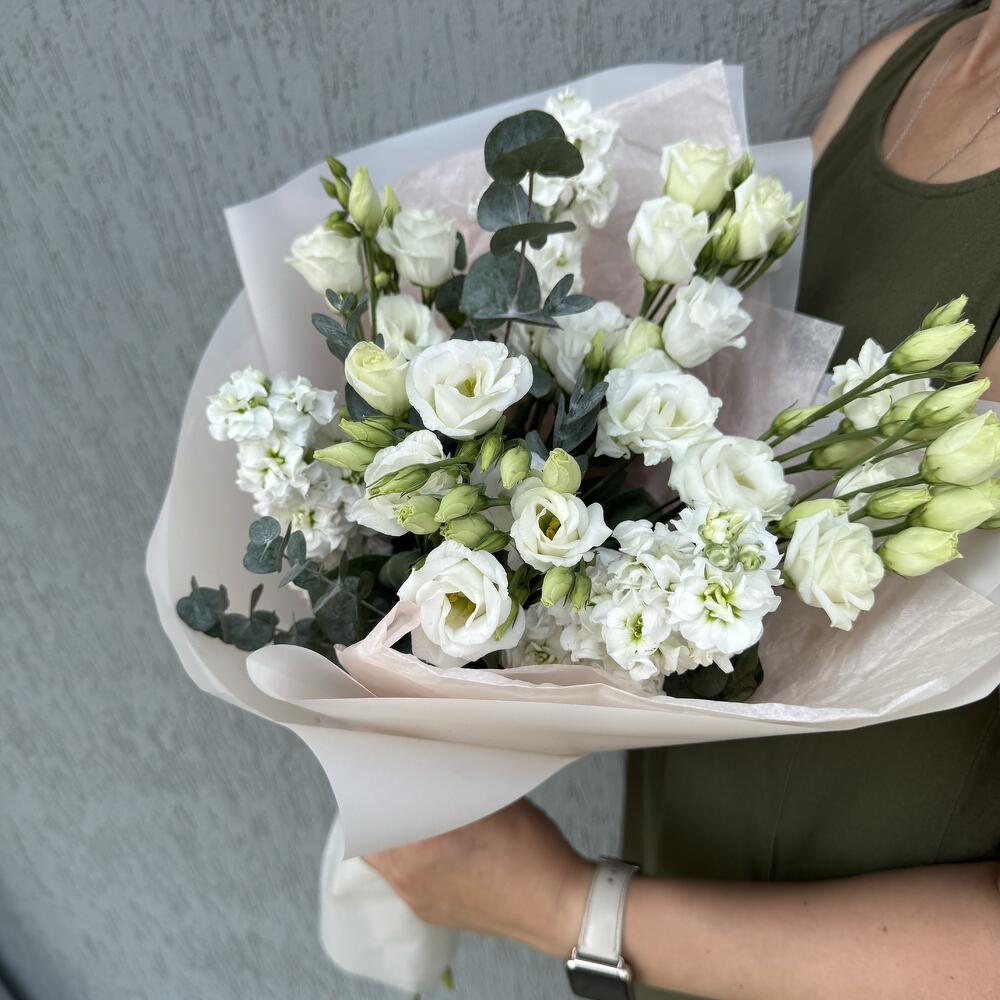 Букет из эустом, маттиолы и эвкалипта