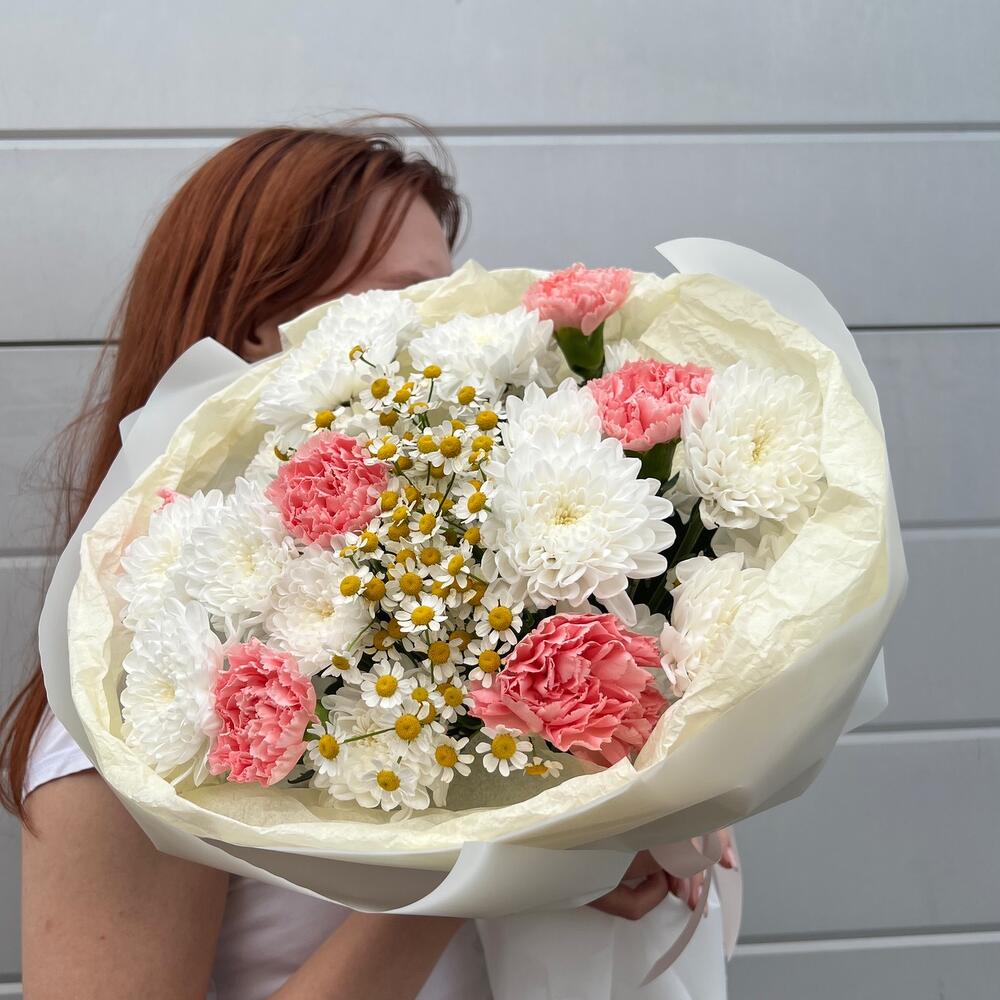Сборный букет с хризантемой, диантусами и ромашкой